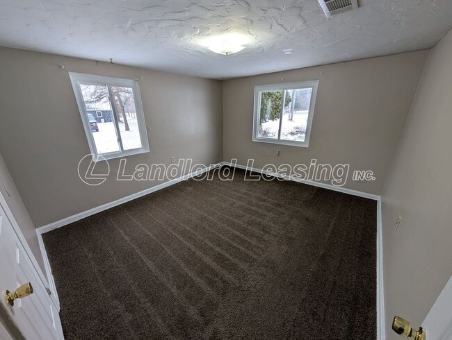 Building Photo - Charming Ranch with Fireplace, 2 Garages & Large Yard