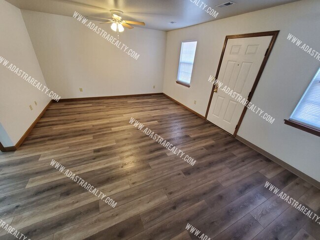 Building Photo - Affordable 2 Bedroom/2 Bath in Raymore-Available in MAY!!