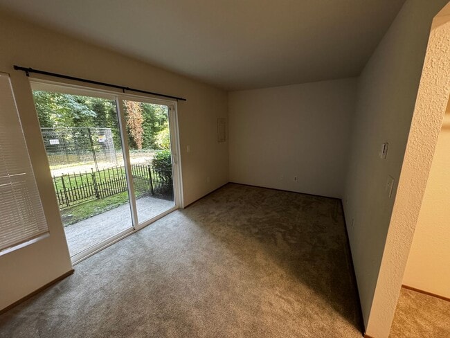 Building Photo - Charming Updated 2-Bed, 2.5-Bath Condo in Bremerton