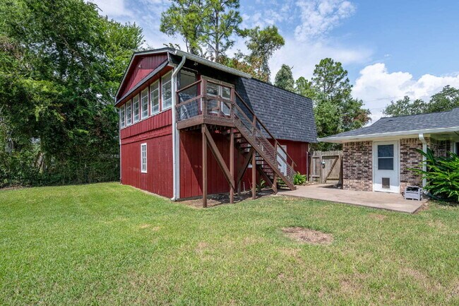 Building Photo - Rare Horse-Ready Property in Manvel