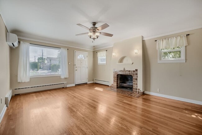Building Photo - Charming 1bed/2bath Home with Lowel Level Bonus Room in West Seattle!