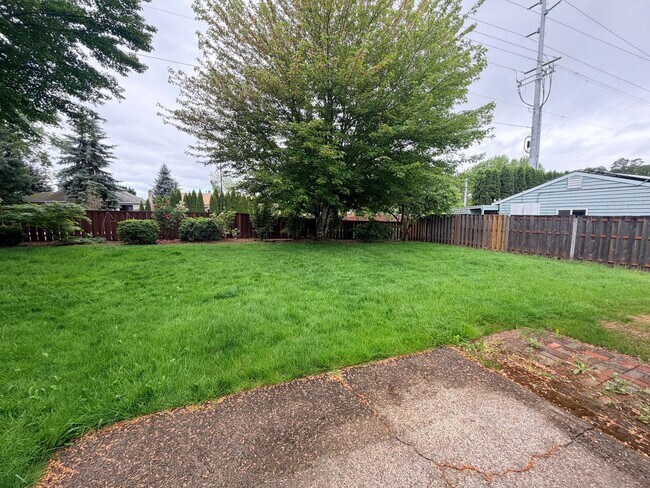Building Photo - Wonderful 4 bedroom in desirable Hillsboro neighborhood.