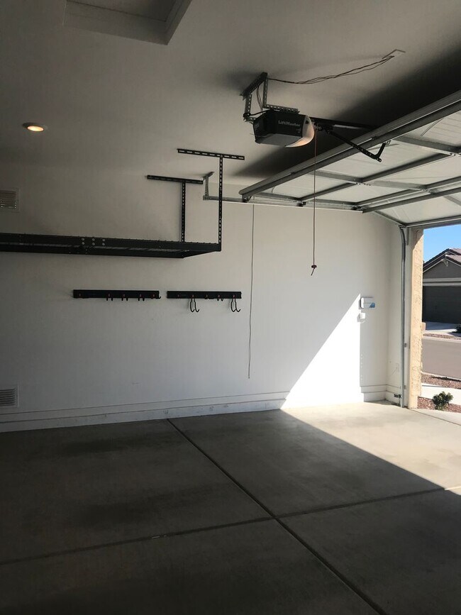 Building Photo - Beautiful Newer 3 bedroom Home Sweetwater ...