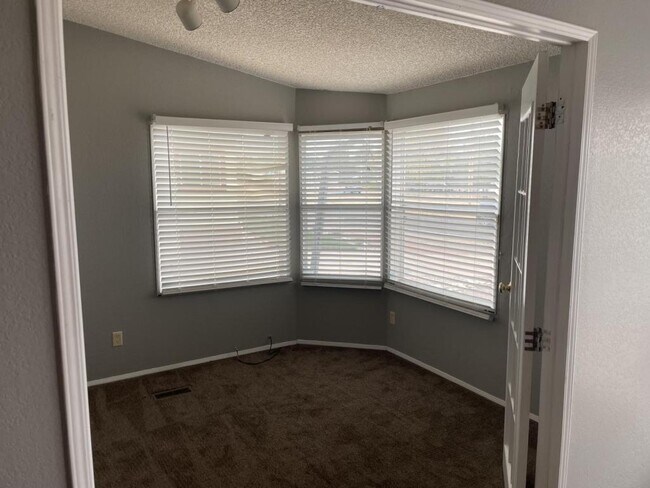 Building Photo - 398 E Hemlock Dr