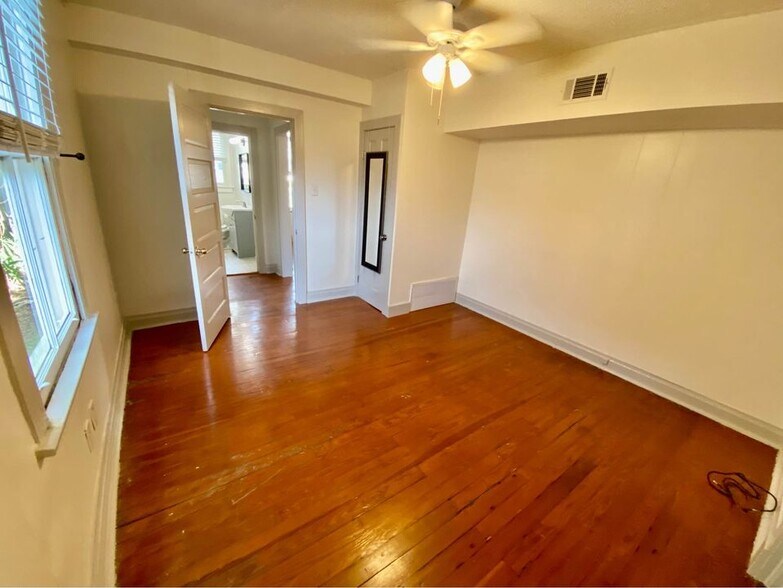 Building Photo - 1521 N Dupre St