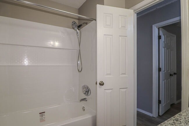 Building Photo - Cozy & Updated