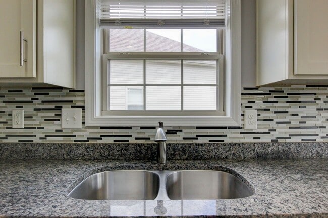 Building Photo - Sweet Splitlevel with Awesome Basement Area