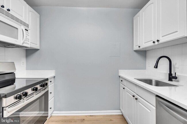 Building Photo - 3245 Rio Dr