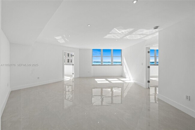 Building Photo - 999 Brickell Bay Dr