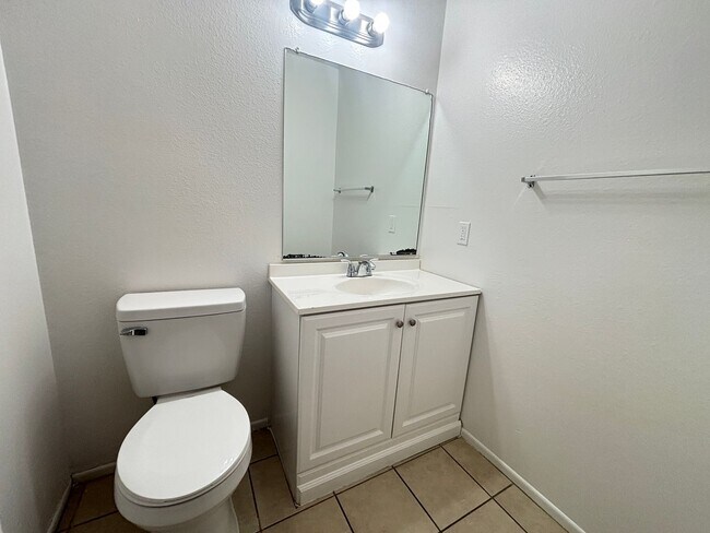 Building Photo - East Palmdale Townhouse