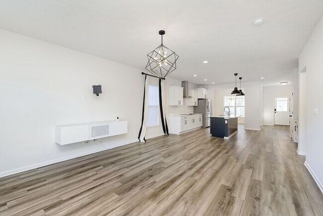 Building Photo - Beautiful 3 Bed 2.5 Bath in Central Greens...