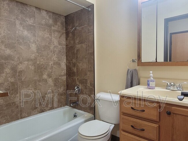 Building Photo - 104 Sycamore St