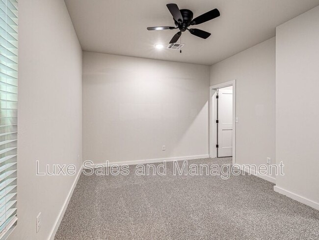 Building Photo - 606 W 2nd St