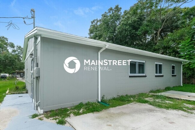 Building Photo - 4 Bedroom Pet-Friendly Home in Tampa, FL with Main Street Renewal