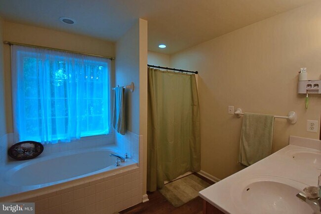 Building Photo - 34 Ashcroft Dr