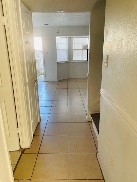 Building Photo - 1511a Kings Rd