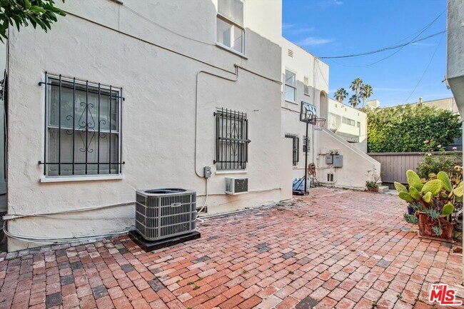 Building Photo - 207 S Reeves Dr