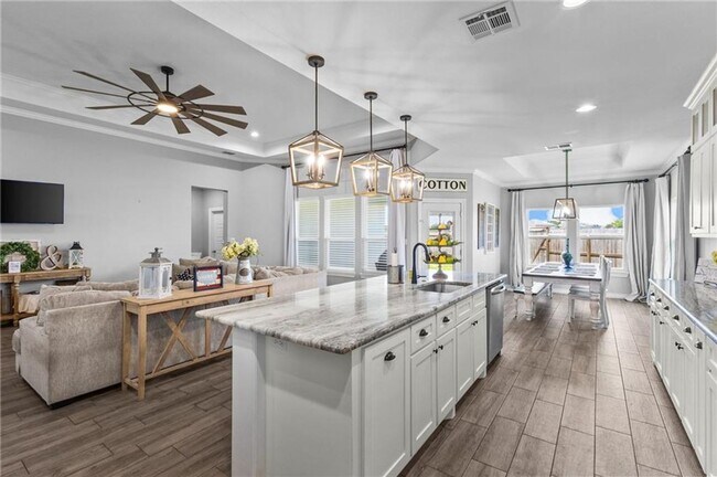 Building Photo - Spacious 4 or 5 Bedroom Home for Rent | Desirable Southside Location