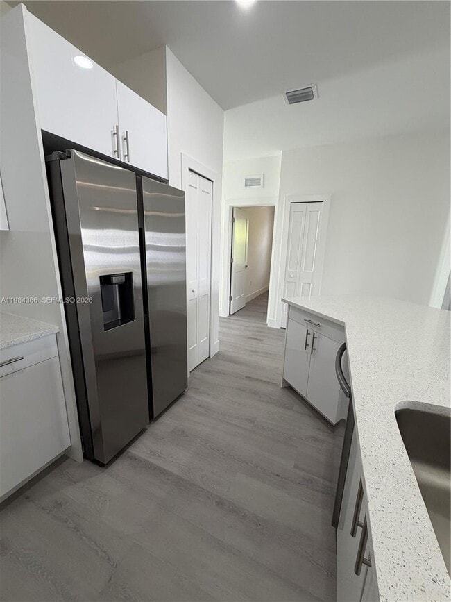 Building Photo - 721 Ivan Ave S