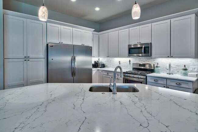 Building Photo - Spacious 4-Bedroom Home for Long-Term Leas...