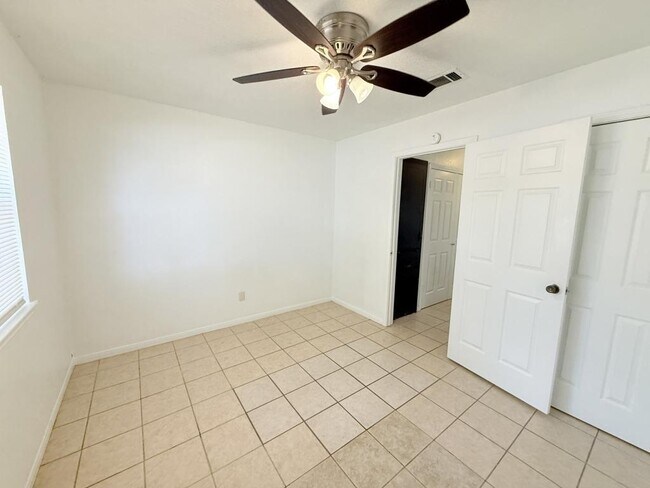 Building Photo - 206 Jason Dr