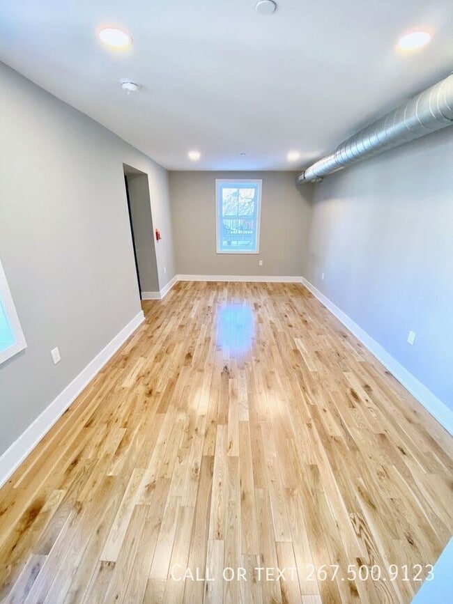 Building Photo - 1523 W Girard Ave