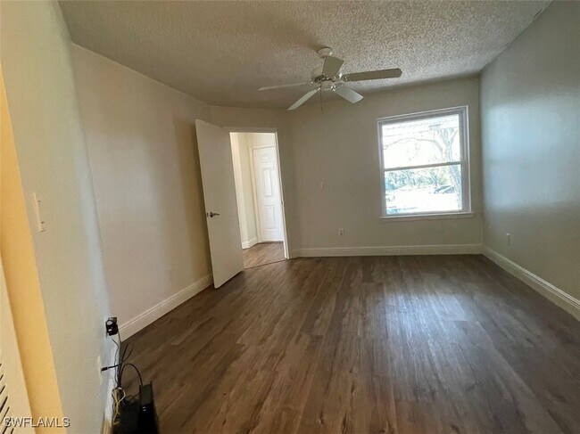 Building Photo - 2585 Grassy Point Dr