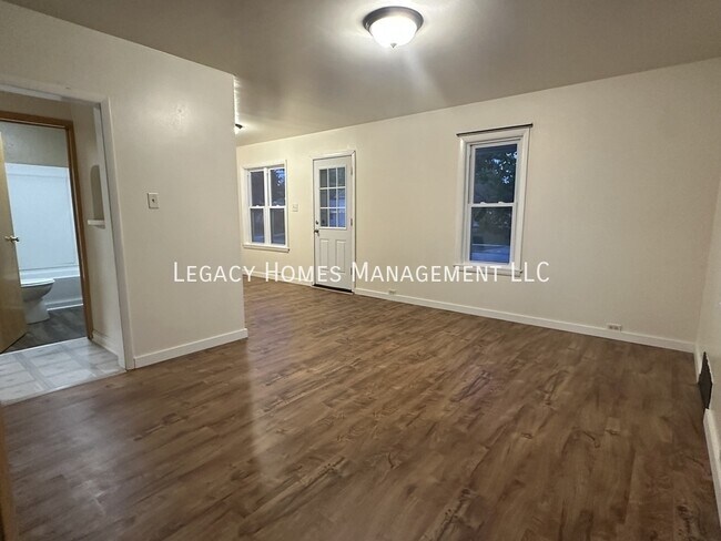 Building Photo - 912 E Lincoln Ave