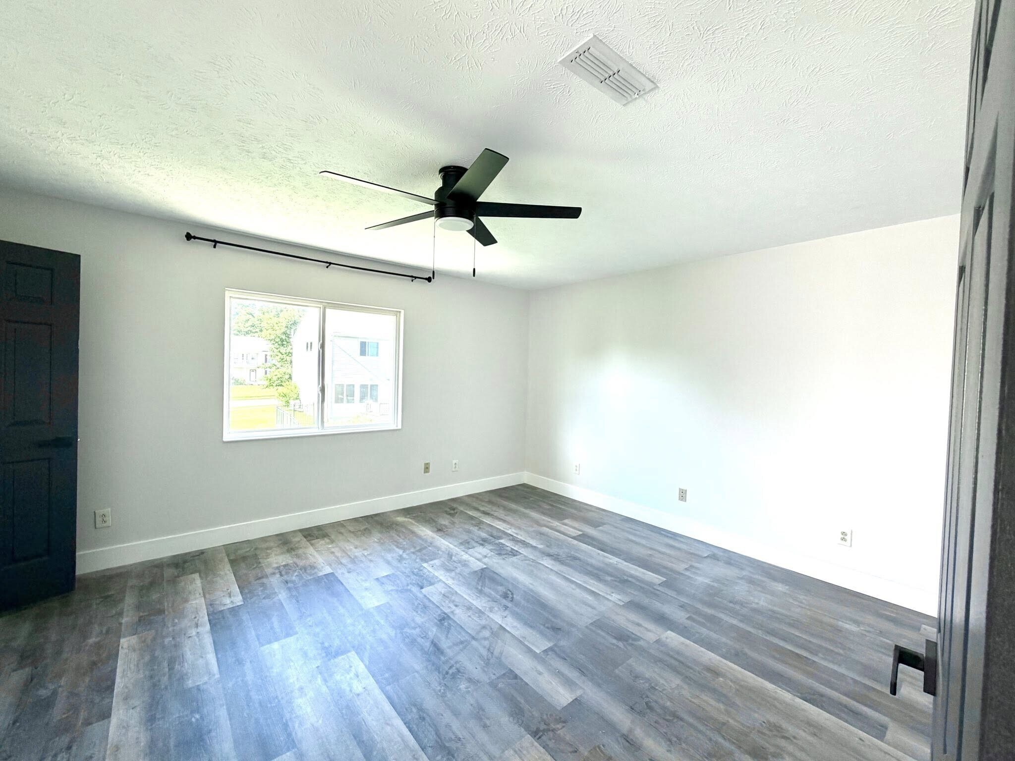 Large primary bedroom overlooks rear yard - 1200 Bugle Bluff Ct