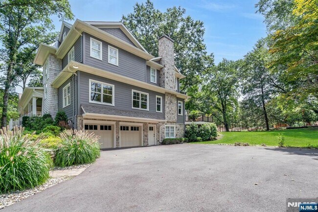Building Photo - 4 Brookview Ct