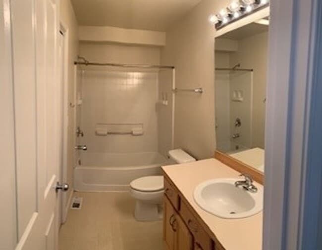 Building Photo - 2 Bedroom South Anchorage Condo!