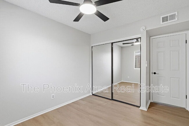 Building Photo - 286 W Palomino Dr