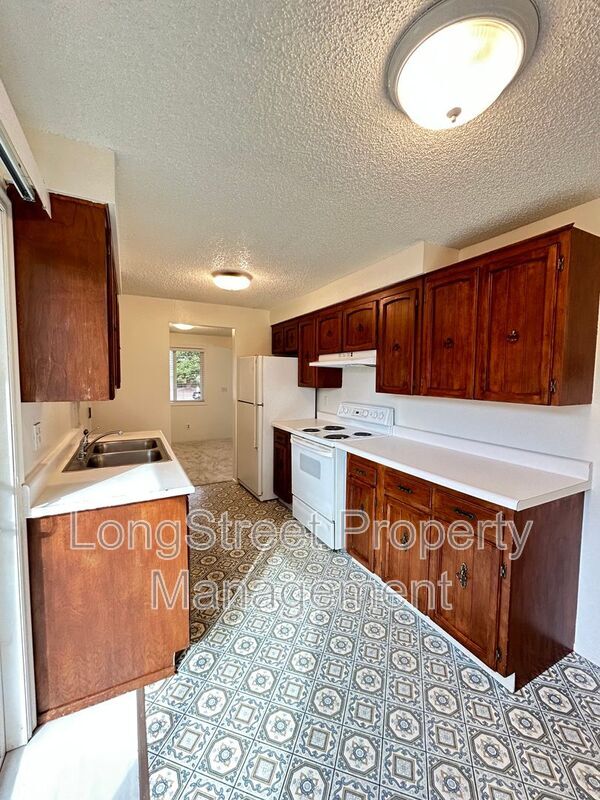 Building Photo - 324 NE Conifer Blvd