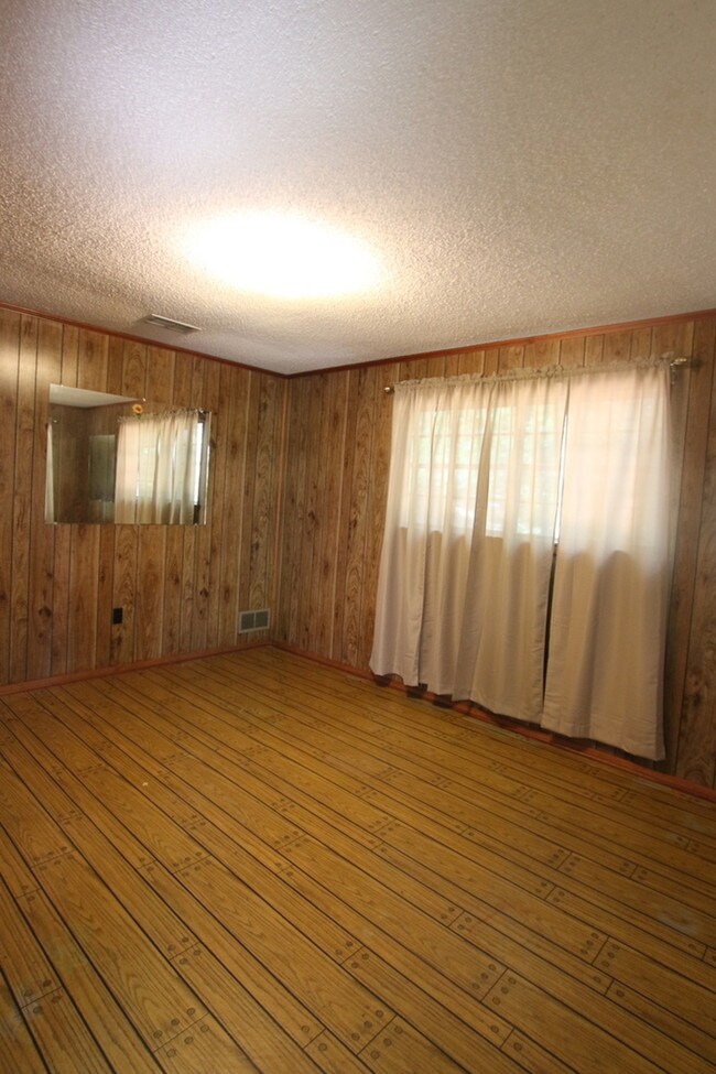 Building Photo - Charming home on Brooks Lake!