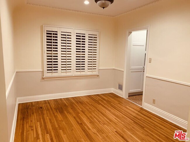 Building Photo - 1302 S Orange Dr
