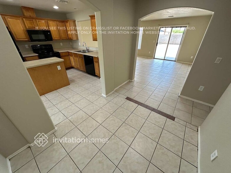 Building Photo - 2527 E Wier Ave