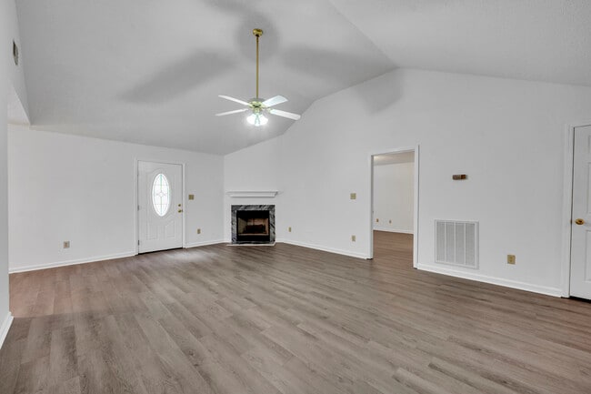 Building Photo - 6745 Lakes Edge Ln