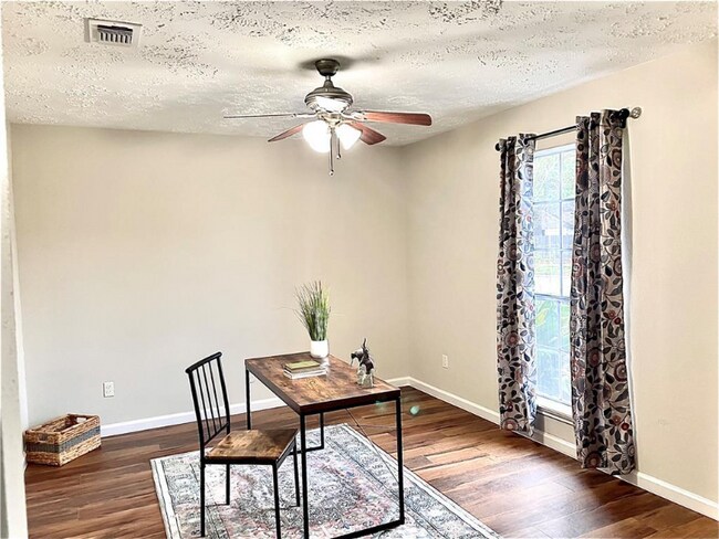Building Photo - 22226 Meadowhill Dr
