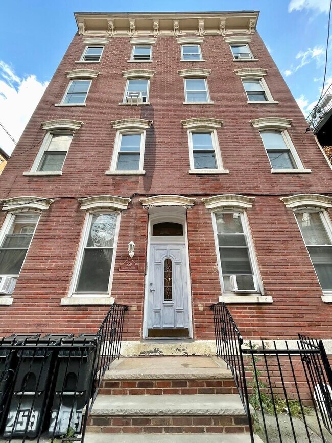 Building Photo - 259 3rd St