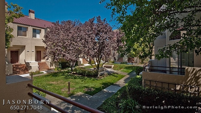 Building Photo - 129 E Court Ln