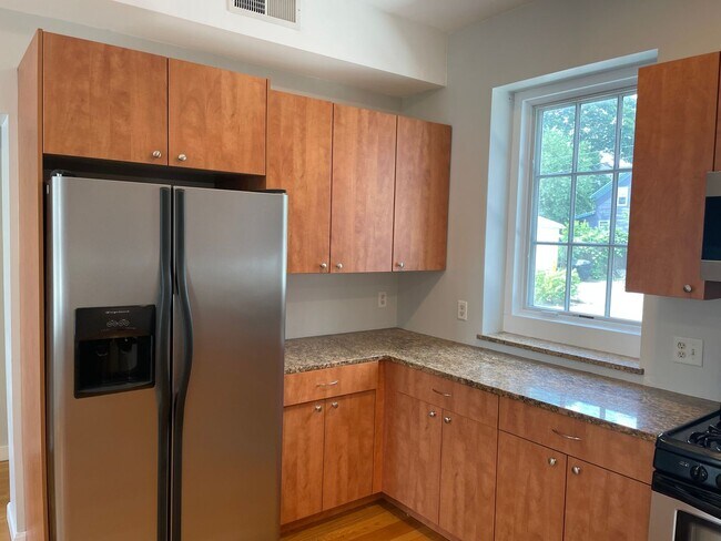 Building Photo - Newly Renovated Townhouse Style Condo for Rent in Providence!