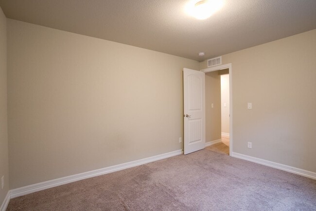 Building Photo - 5 Bed 3 Bath 3 Car Garage Rancher!!!