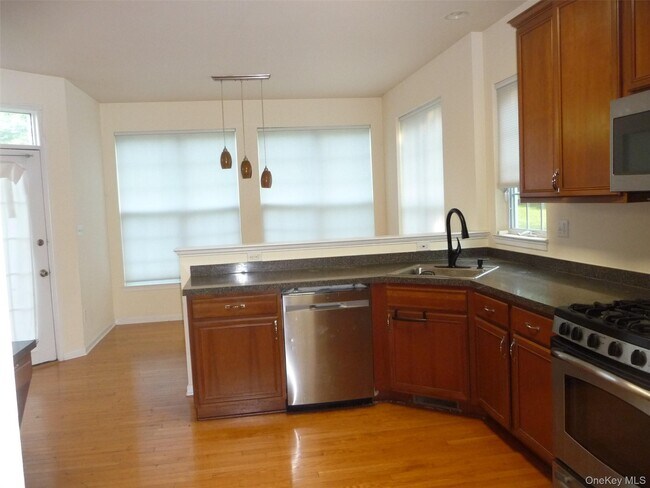 Building Photo - 220 Roosevelt Dr