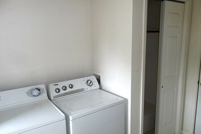 Building Photo - 3301 Saratoga St