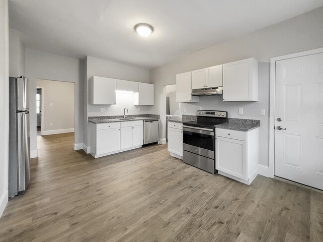 Building Photo - 108 Callender St