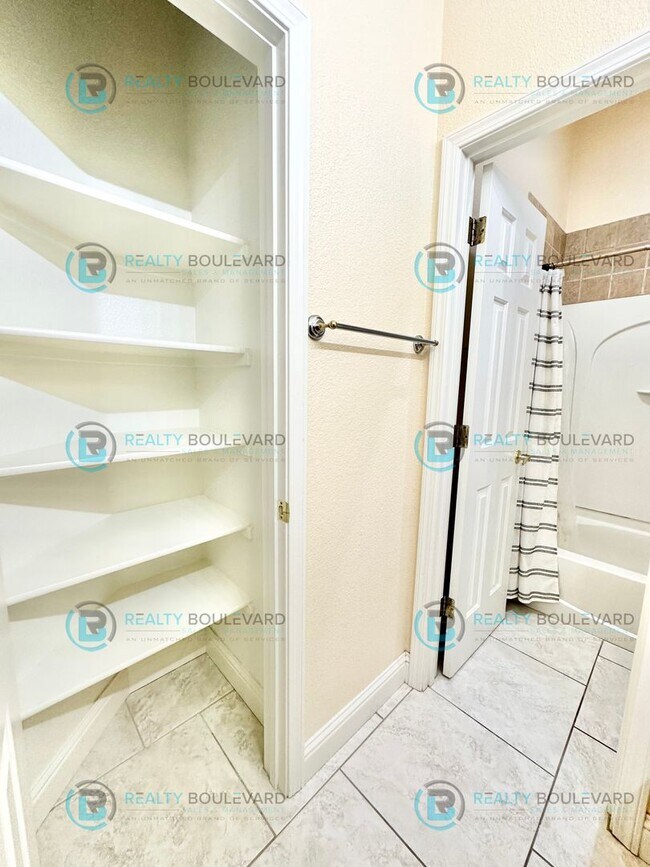 Building Photo - Beautiful 3 Bedroom, 2Bath, 3 Car Garage home in South Reno With Large Back Yard and Hot Tub!