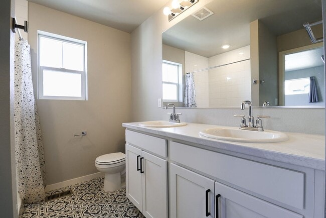 Building Photo - New Townhome in Downtown Johnstown