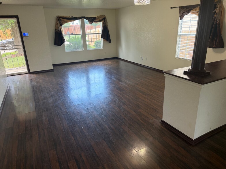 Building Photo - Room in House on Magnolia Grove