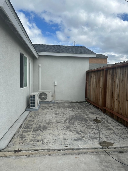 Building Photo - 8025-8024 Gardendale St