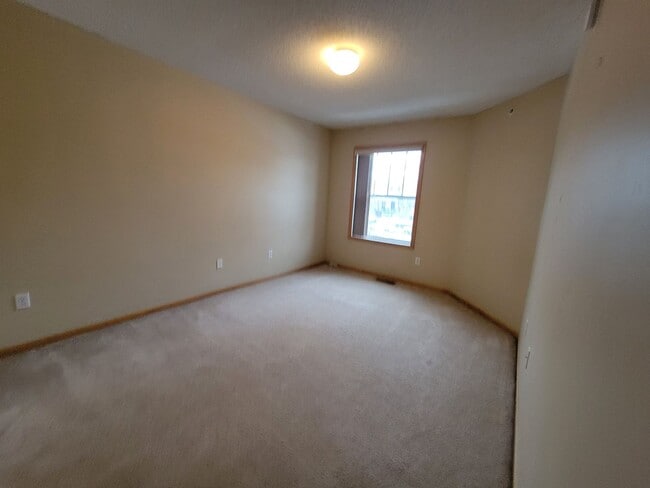 Building Photo - Lovely 2 Bed / 2 Bath TH w/ Heated Underground Parking in Plymouth!